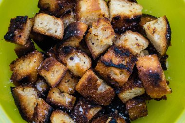 Kıtır kıtır kıtır ekmek küpleri zeytin yağı ve deniz tuzu