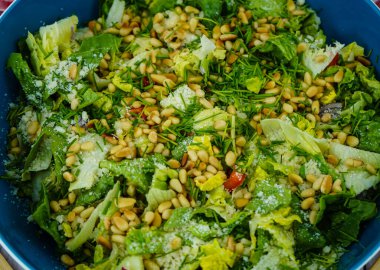 Kızarmış tavuk ve salata.