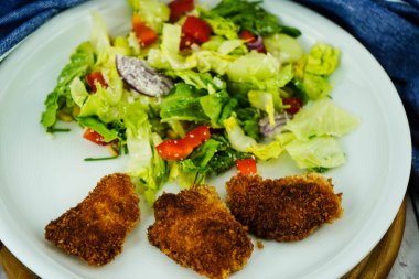 Kızarmış tavuk ve salata.