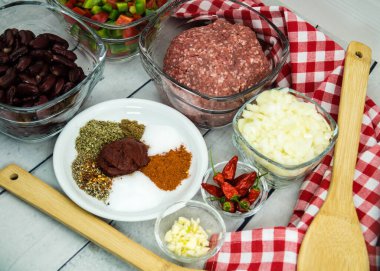 Biftek, fasulye ve baharatlı Chili con Carne.