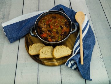 Biftek, fasulye ve baharatlı Chili con Carne.