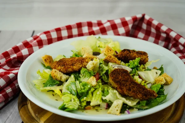 Pollo Fritto Dorato Pepite Con Insalata — Foto Stock