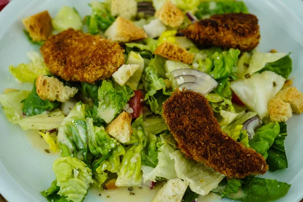 Pollo Fritto Dorato Pepite Con Insalata — Foto Stock