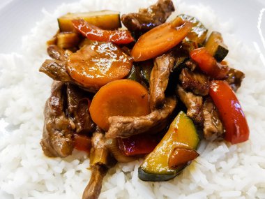 Geleneksel Asya körili pilavı