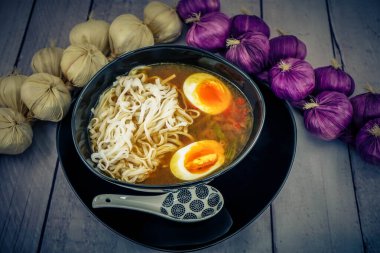 Taze pişmiş Japon erişte çorbası.