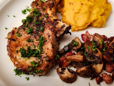 Marinelenmiş frech, ızgara için Iberico Carree 'yi salamura ediyor.