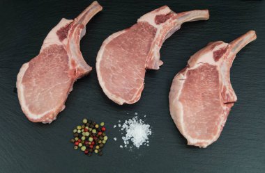 Marinelenmiş frech, ızgara için Iberico Carree 'yi salamura ediyor.