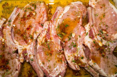 Marinelenmiş frech, ızgara için Iberico Carree 'yi salamura ediyor.