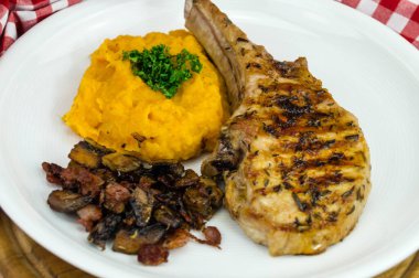 Marinelenmiş frech, ızgara için Iberico Carree 'yi salamura ediyor.