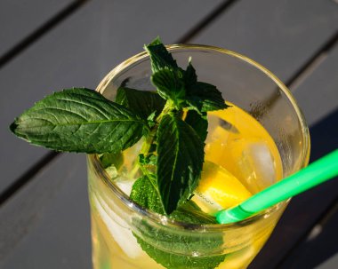 Renkli uzun bir içki.