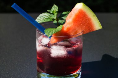 Renkli uzun bir içki.