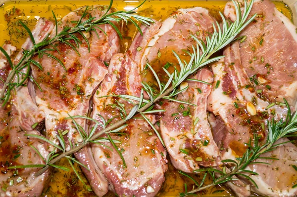 Marinelenmiş frech, ızgara için Iberico Carree 'yi salamura ediyor.