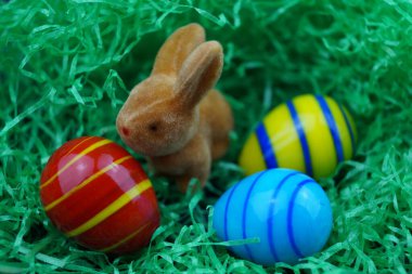 Mutlu Paskalya Tavşanları ve renkli yumurtalar