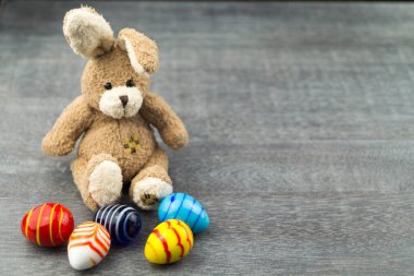 Mutlu Paskalya Tavşanları ve renkli yumurtalar