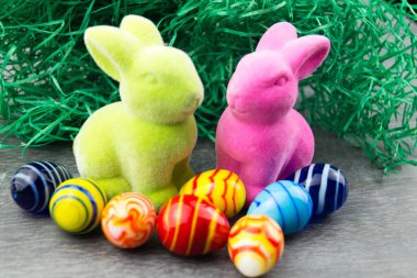 Mutlu Paskalya Tavşanları ve renkli yumurtalar