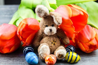 Mutlu Paskalya Tavşanları ve renkli yumurtalar