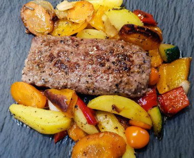 Biberiye, sarımsaklı biftek.