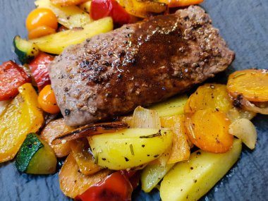 Biberiye, sarımsaklı biftek.