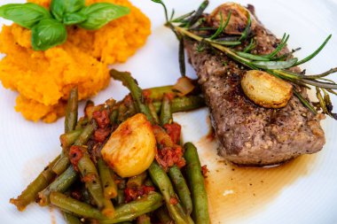 Biberiye, sarımsaklı biftek.