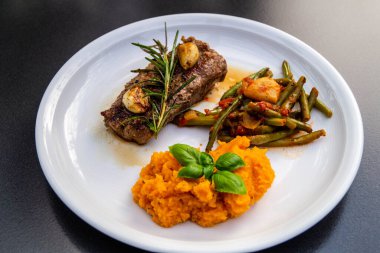 Biberiye, sarımsaklı biftek.