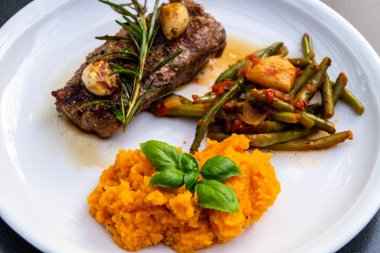 Biberiye, sarımsaklı biftek.