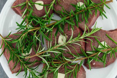 Biberiye, sarımsaklı biftek.