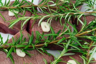 Biberiye, sarımsaklı biftek.