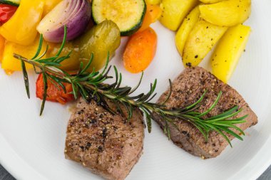 Biberiye, sarımsaklı biftek.