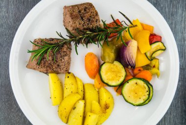 Biberiye, sarımsaklı biftek.