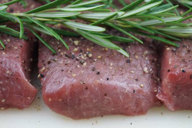 Biberiye, sarımsaklı biftek.