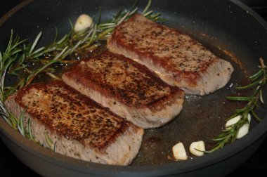 Biberiye, sarımsaklı biftek.