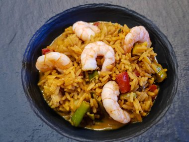 Körili pirinçli karides ve baharatlı sebze.