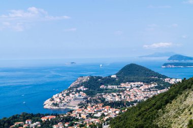 Sdr Dağı 'nın tepesinden Dubrovnik' e büyük panoramik manzaralı yürüyüş patikası 