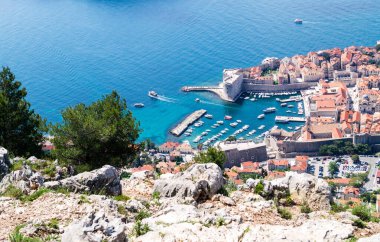 Sdr Dağı 'nın tepesinden Dubrovnik' e büyük panoramik manzaralı yürüyüş patikası 
