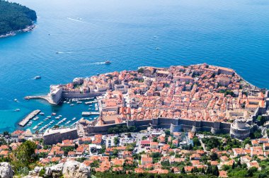 Sdr Dağı 'nın tepesinden Dubrovnik' e büyük panoramik manzaralı yürüyüş patikası 