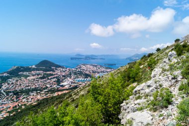 Sdr Dağı 'nın tepesinden Dubrovnik' e büyük panoramik manzaralı yürüyüş patikası 