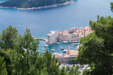 Sdr Dağı 'nın tepesinden Dubrovnik' e büyük panoramik manzaralı yürüyüş patikası 