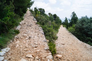 Sdr Dağı 'nın tepesinden Dubrovnik' e büyük panoramik manzaralı yürüyüş patikası 