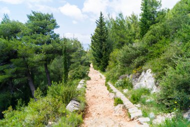 Sdr Dağı 'nın tepesinden Dubrovnik' e büyük panoramik manzaralı yürüyüş patikası 