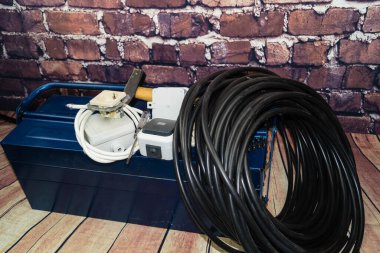 Kurulum için elektronik malzeme ve ekipmana sahip araç kutusu