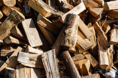 Bir odun yığını.