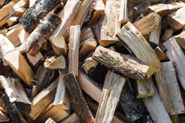 Bir odun yığını.