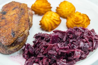 Kızarmış ördek göğsü, kırmızı lahana ve kroket.