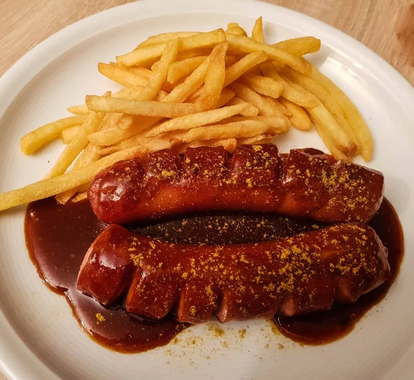 Enchidos Com Batatas Fritas Pommes Molho Caril — Fotografia de Stock