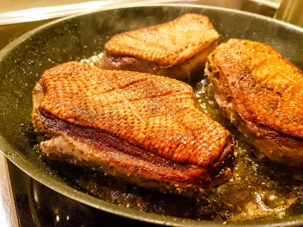 Pechuga Pato Frito Con Col Roja Croquetas — Foto de Stock