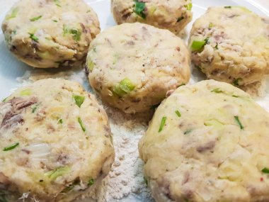 Füme uskumru ve salatalı balık köftesi.