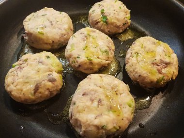 Füme uskumru ve salatalı balık köftesi.