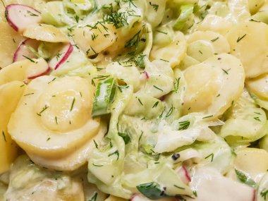 Füme uskumru ve salatalı balık köftesi.