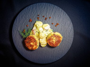 Füme uskumru ve salatalı balık köftesi.