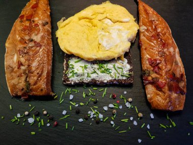 Yumurtalı ekmek ve füme uskumru fileto.
